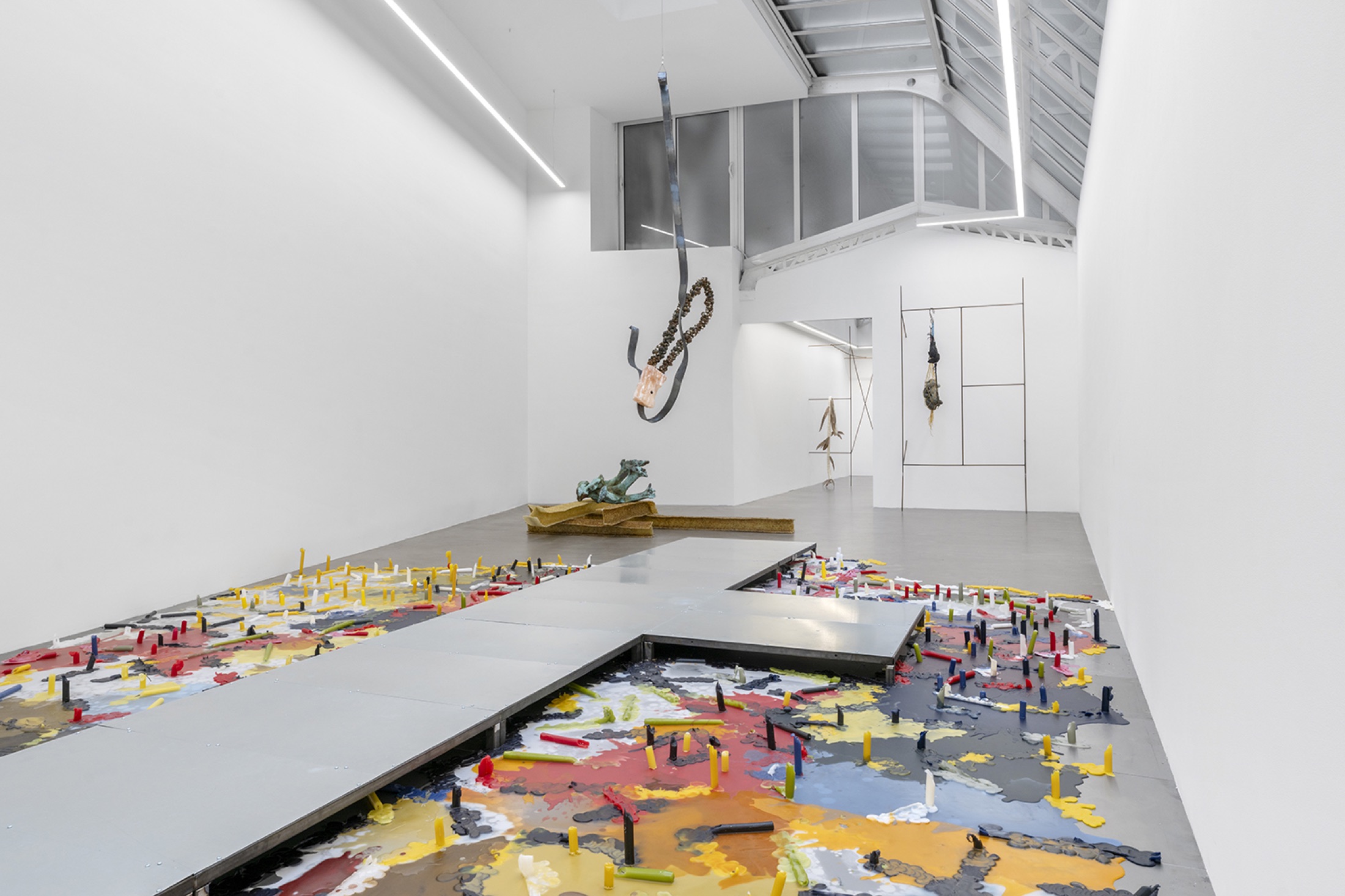 Vue d’installation de L’insularité prend tout son sens…, Bremond Capela, Paris, France, 2025