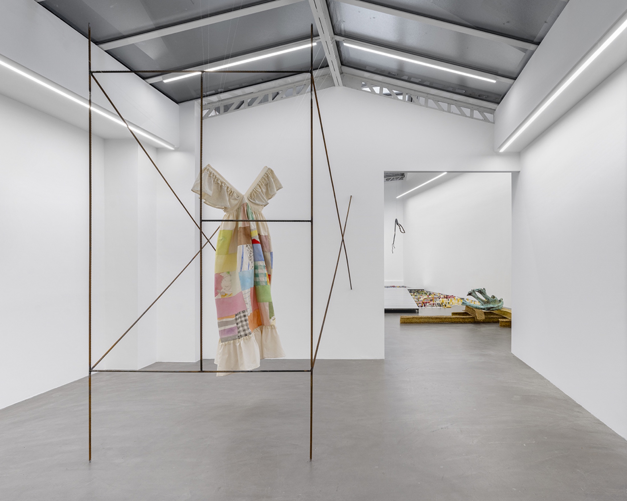 Vue d’installation de L’insularité prend tout son sens…, Bremond Capela, Paris, France, 2025