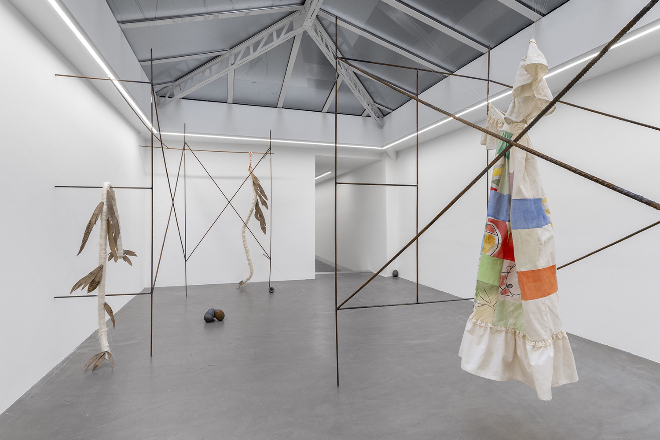 Vue d’installation de L’insularité prend tout son sens…, Bremond Capela, Paris, France, 2025