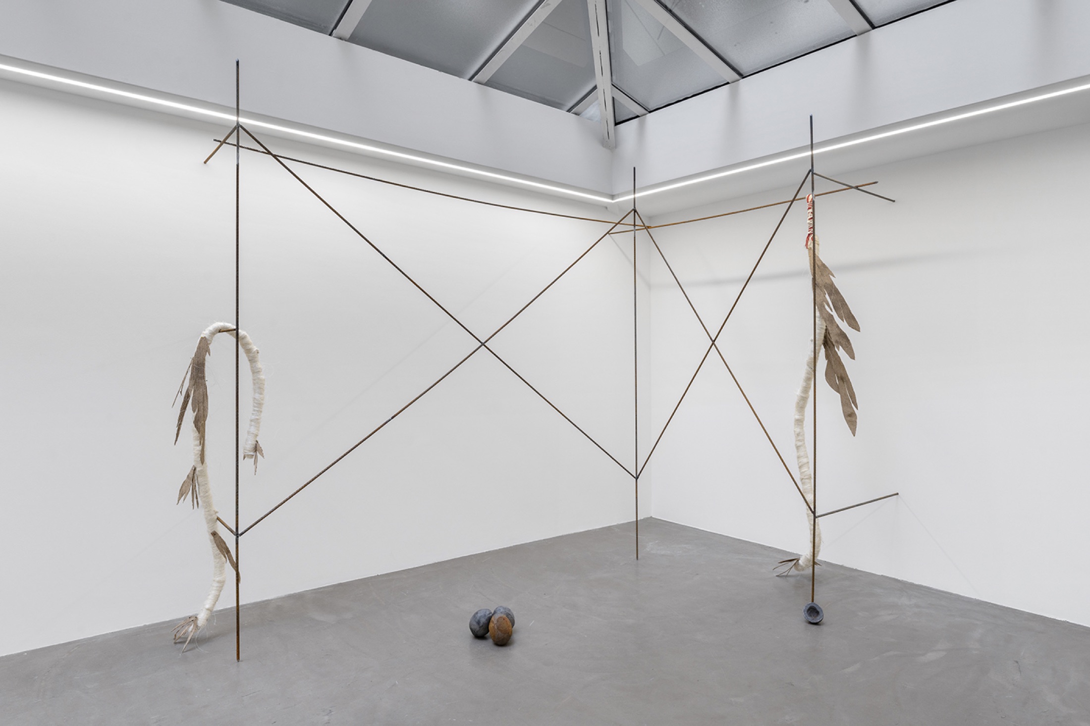 Vue d’installation de L’insularité prend tout son sens…, Bremond Capela, Paris, France, 2025