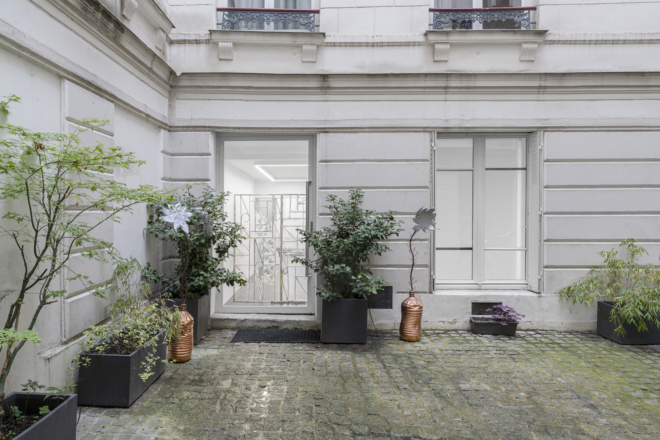 Vue d’installation de L’insularité prend tout son sens…, Bremond Capela, Paris, France, 2025